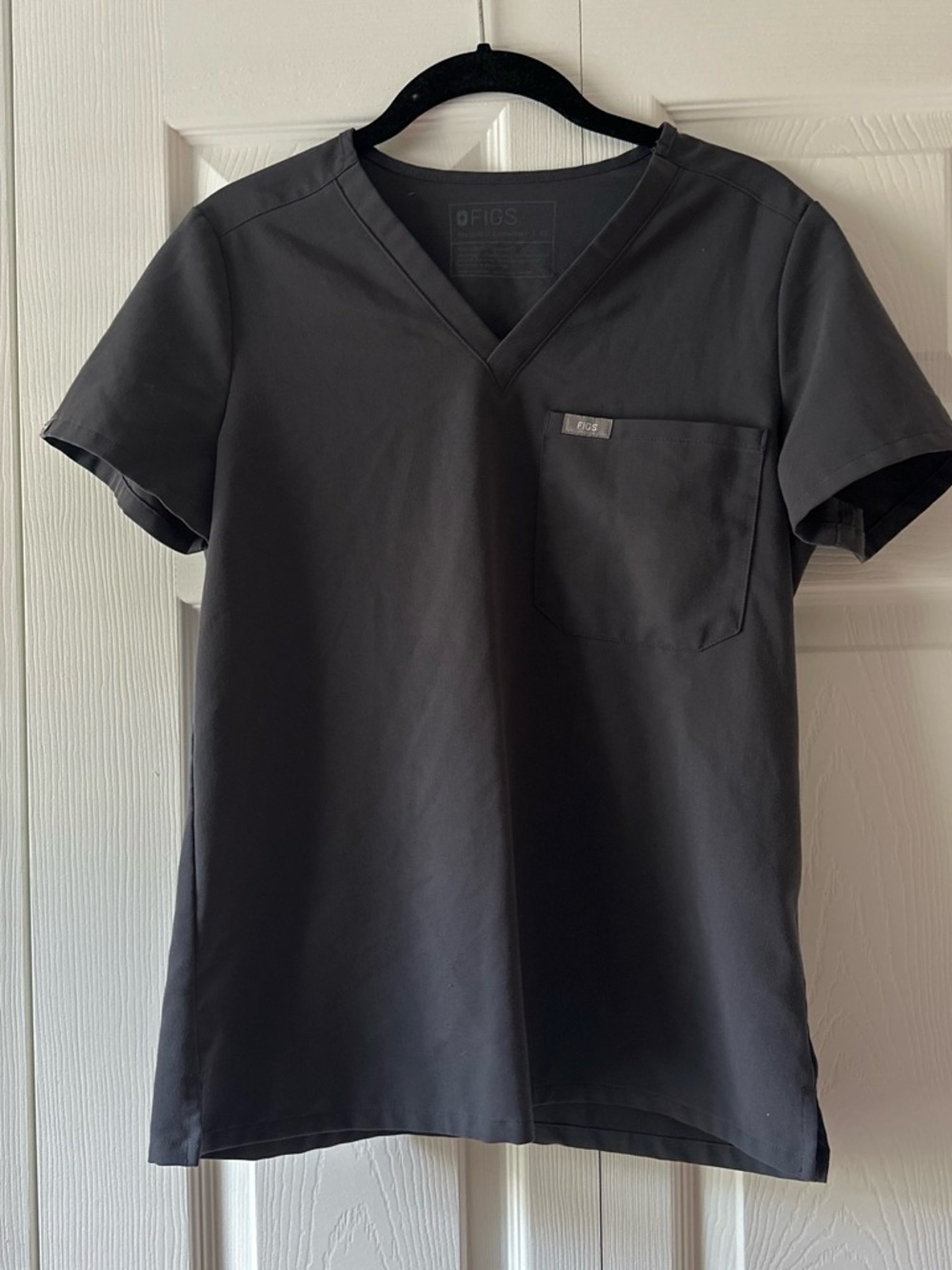 FIGS women’s V-Neck Scrub Top in Charcoal